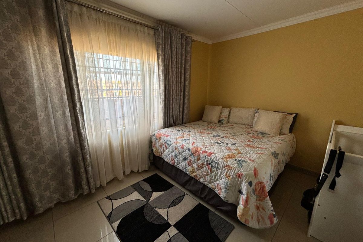 Charming 3 Bedroom Townhouse for Sale in Waterberry Country Estate - Photo 5