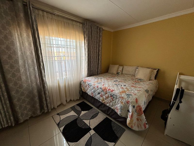 Charming 3 Bedroom Townhouse for Sale in Waterberry Country Estate - Photo 5