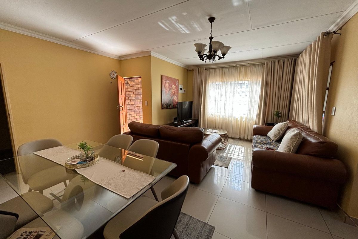 Charming 3 Bedroom Townhouse for Sale in Waterberry Country Estate - Photo 3