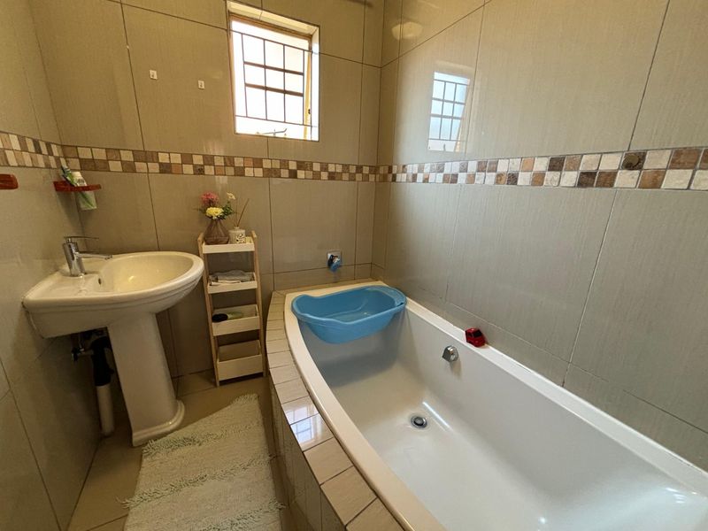 Charming 3 Bedroom Townhouse for Sale in Waterberry Country Estate - Photo 6