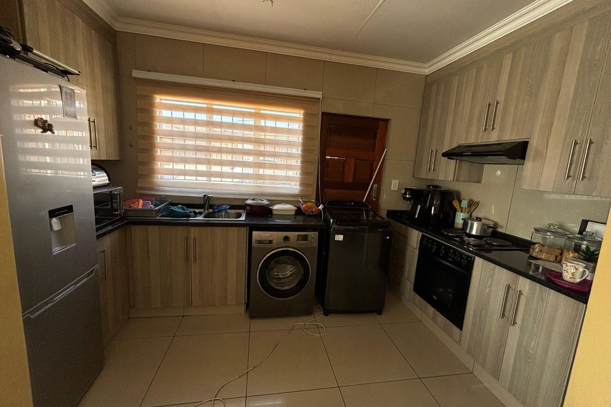 Charming 3 Bedroom Townhouse for Sale in Waterberry Country Estate - Photo 2