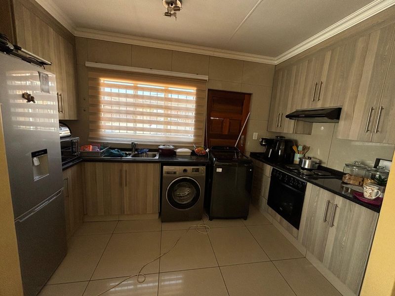 Charming 3 Bedroom Townhouse for Sale in Waterberry Country Estate - Photo 2