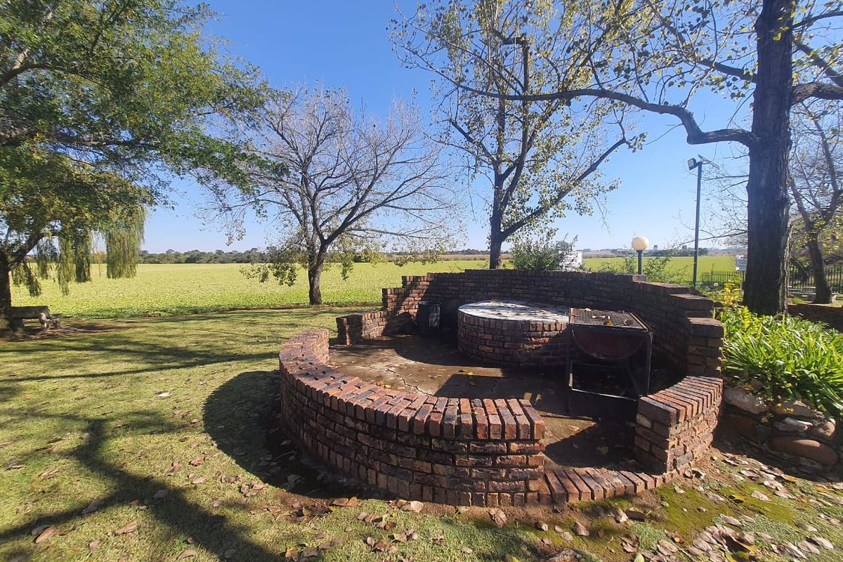 Charming, Good to Look At This  RIVERFRONT Property! - Photo 3