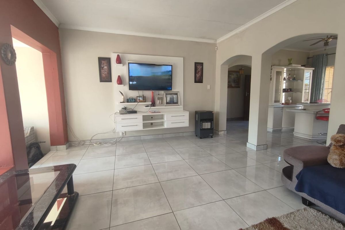 Perfectly priced family home, located at prime spot close to Sasolburg boulevard. - Photo 2