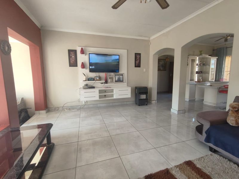 Perfectly priced family home, located at prime spot close to Sasolburg boulevard. - Photo 2