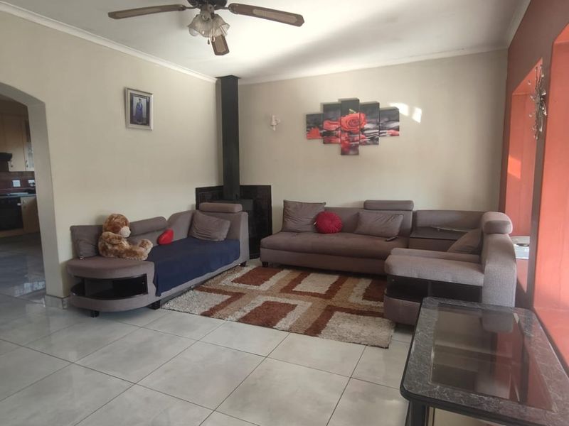 Perfectly priced family home, located at prime spot close to Sasolburg boulevard. - Photo 6