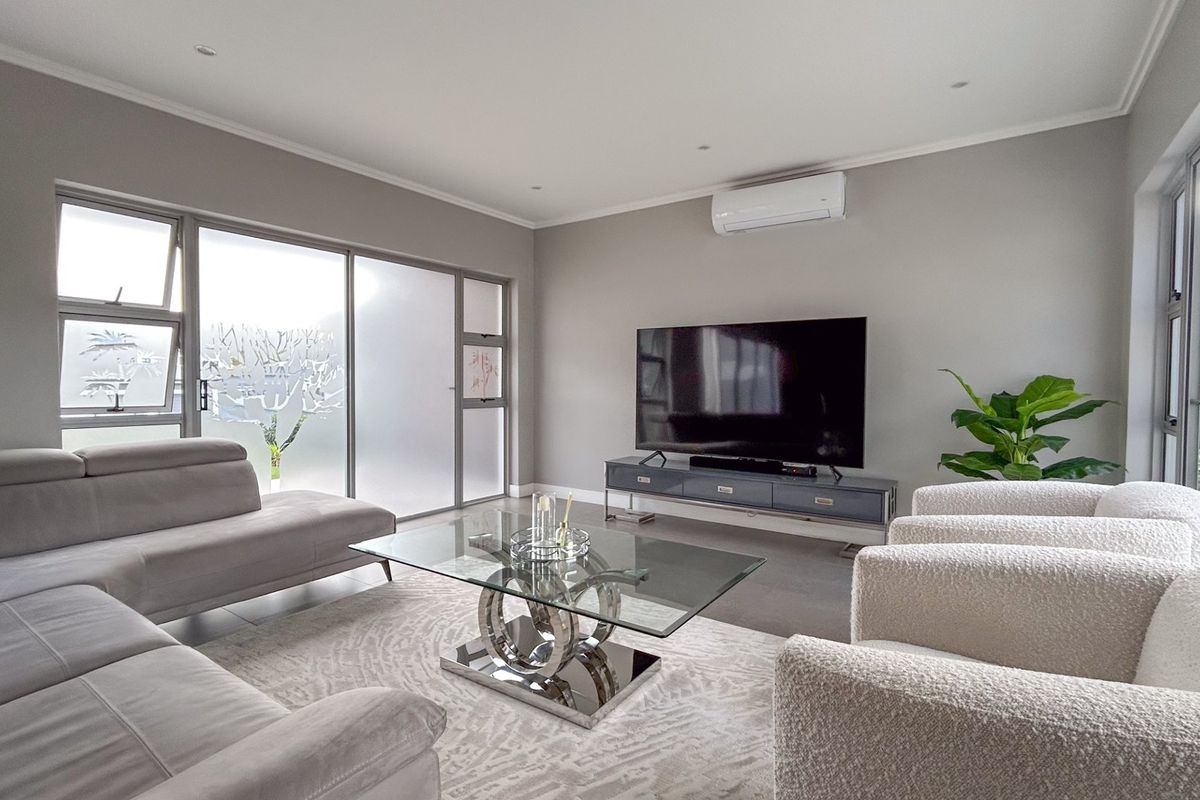 Modern Family Home in Palm Lakes - Photo 4