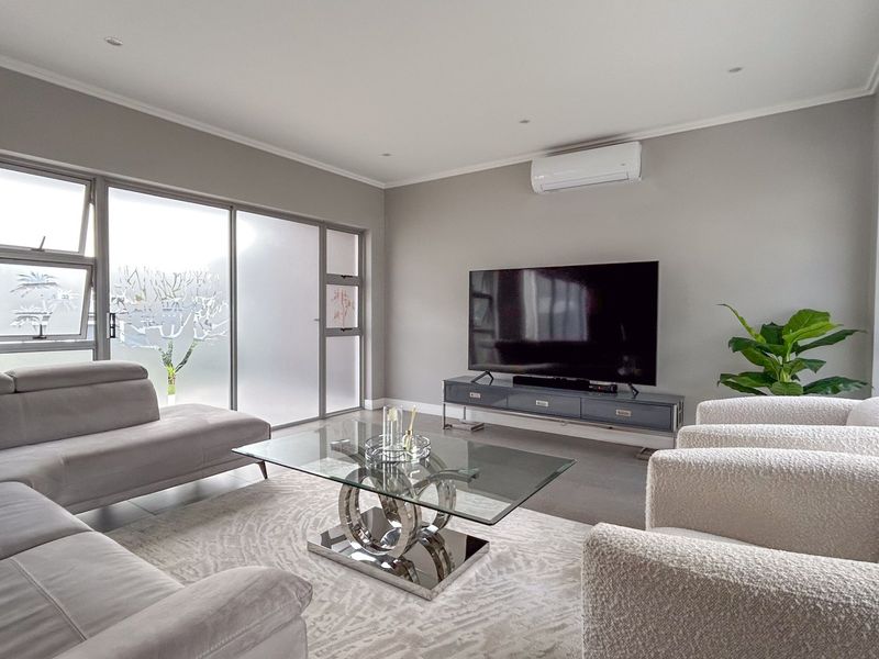 Modern Family Home in Palm Lakes - Photo 4