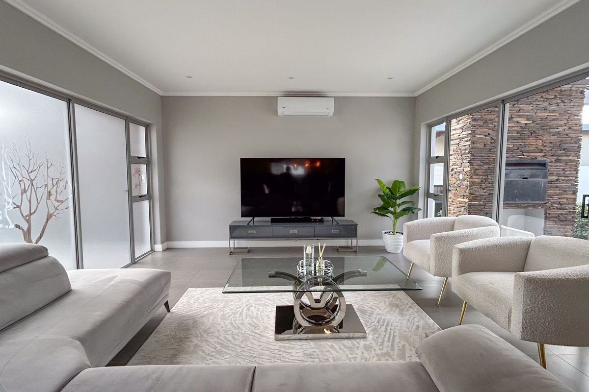 Modern Family Home in Palm Lakes - Photo 5