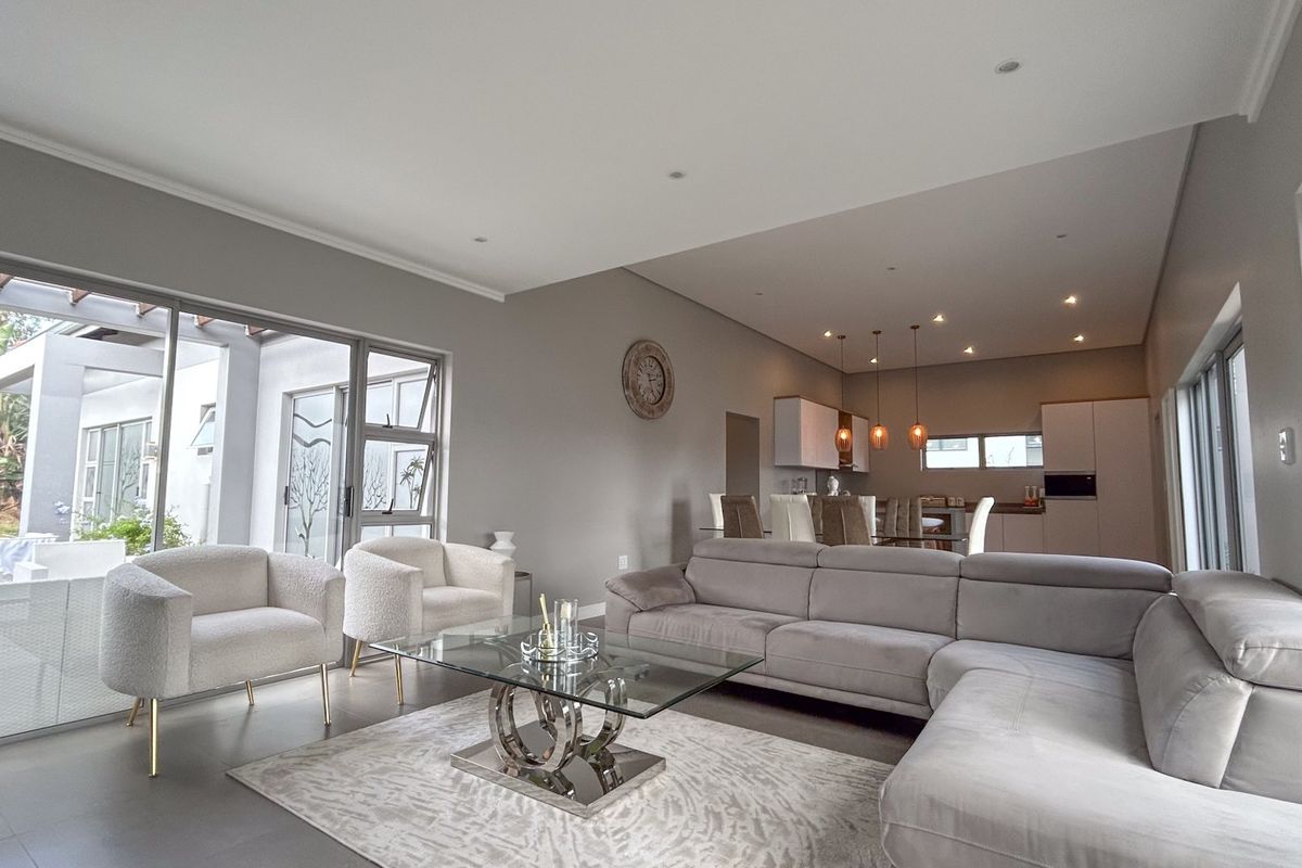 Modern Family Home in Palm Lakes - Photo 3