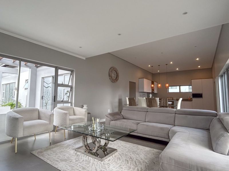 Modern Family Home in Palm Lakes - Photo 3