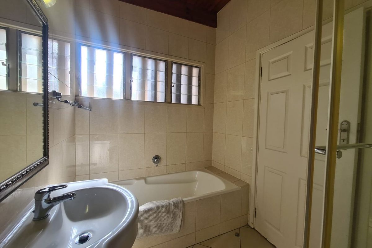 Charming Beachfront 3-Bedroom Apartment with Sea Views and Direct Beach Access in Ballito Main Beach - Photo 5
