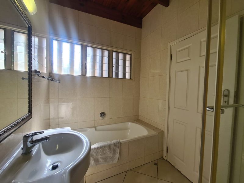 Charming Beachfront 3-Bedroom Apartment with Sea Views and Direct Beach Access in Ballito Main Beach - Photo 5