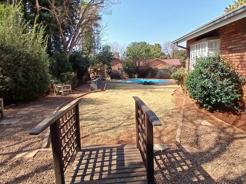 !Lovely, Captivating Home For You! - Photo 2