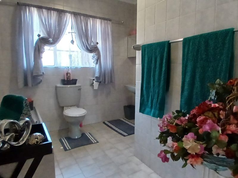 !Lovely, Captivating Home For You! - Photo 6