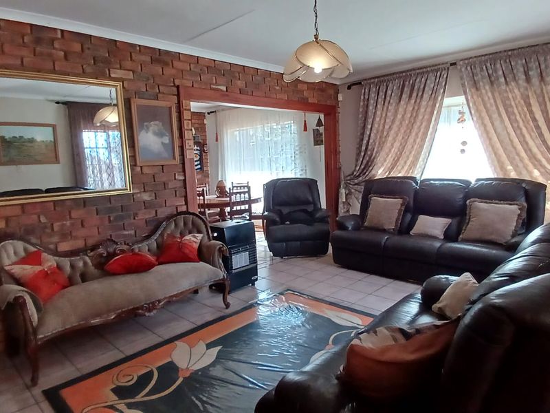 !Lovely, Captivating Home For You! - Photo 3