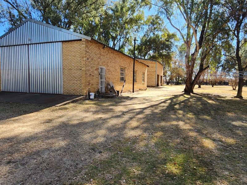 Step into a Riverfront Paradise Escape to tranquility in this EXCLUSIVE RIVERFRONT HAVEN. - Photo 6