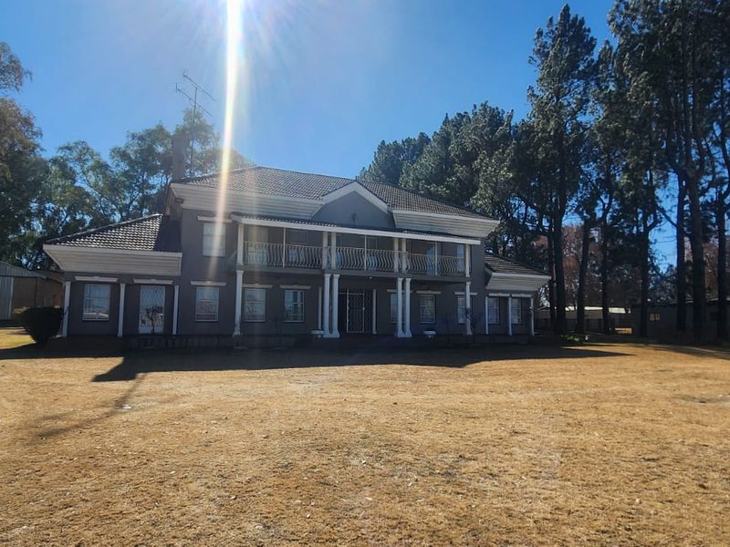 Step into a Riverfront Paradise Escape to tranquility in this EXCLUSIVE RIVERFRONT HAVEN. - Photo 7