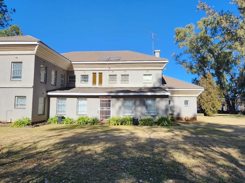 Step into a Riverfront Paradise Escape to tranquility in this EXCLUSIVE RIVERFRONT HAVEN. - Photo 4