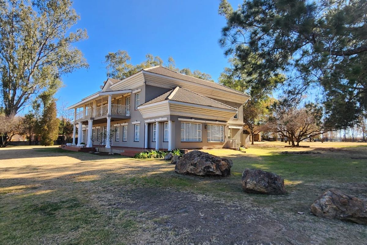 Step into a Riverfront Paradise Escape to tranquility in this EXCLUSIVE RIVERFRONT HAVEN. - Photo 2