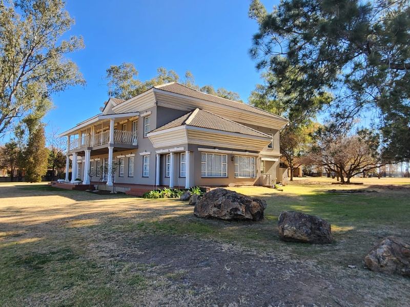 Step into a Riverfront Paradise Escape to tranquility in this EXCLUSIVE RIVERFRONT HAVEN. - Photo 2