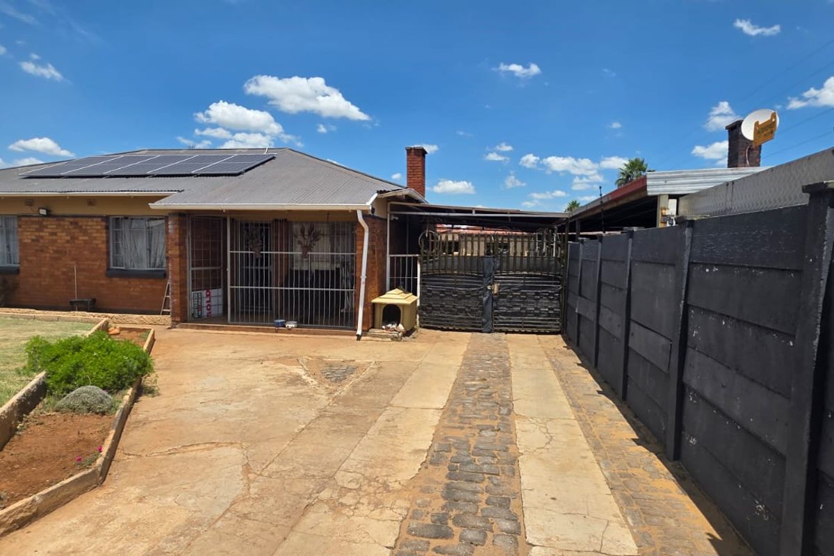 PERFECT STARTER HOME WITH FULL SOLAR!! - Photo 2