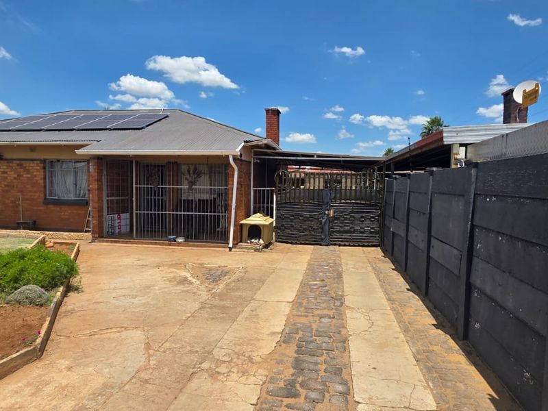 PERFECT STARTER HOME WITH FULL SOLAR!! - Photo 2