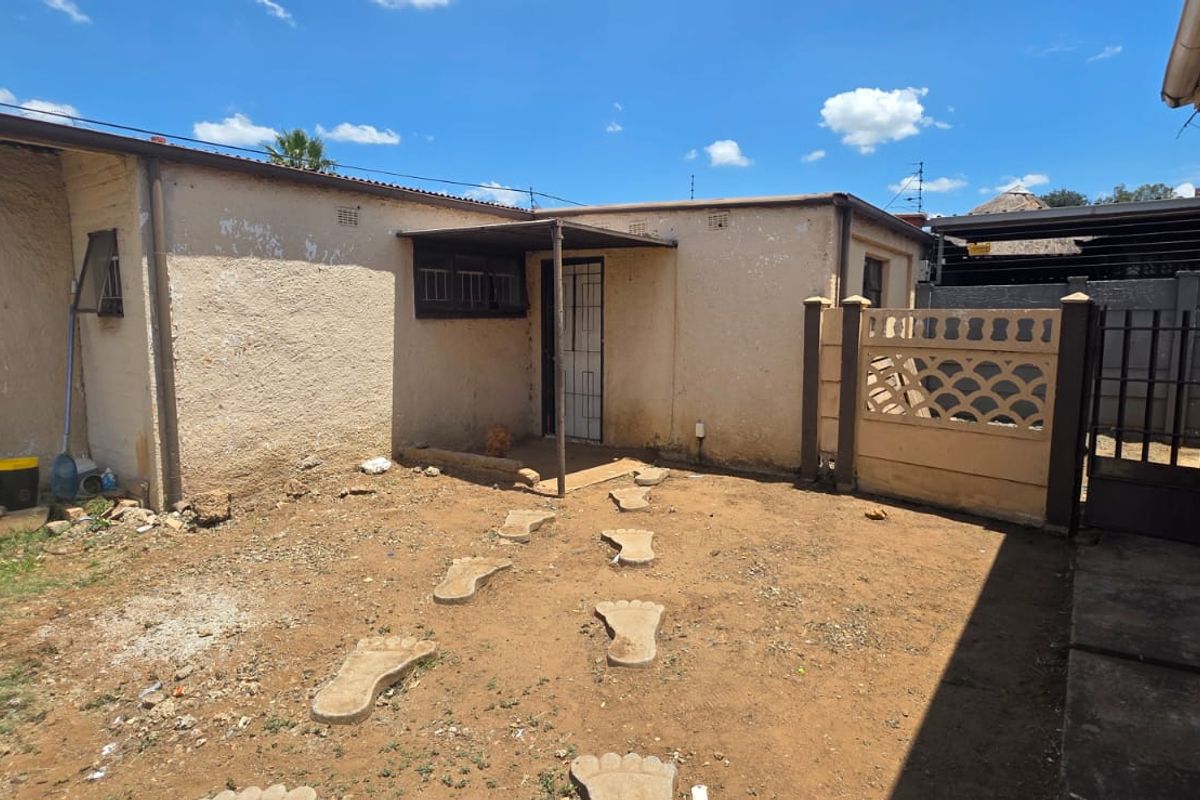 PERFECT STARTER HOME WITH FULL SOLAR!! - Photo 3