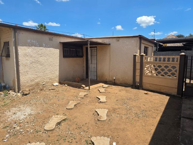 PERFECT STARTER HOME WITH FULL SOLAR!! - Photo 3