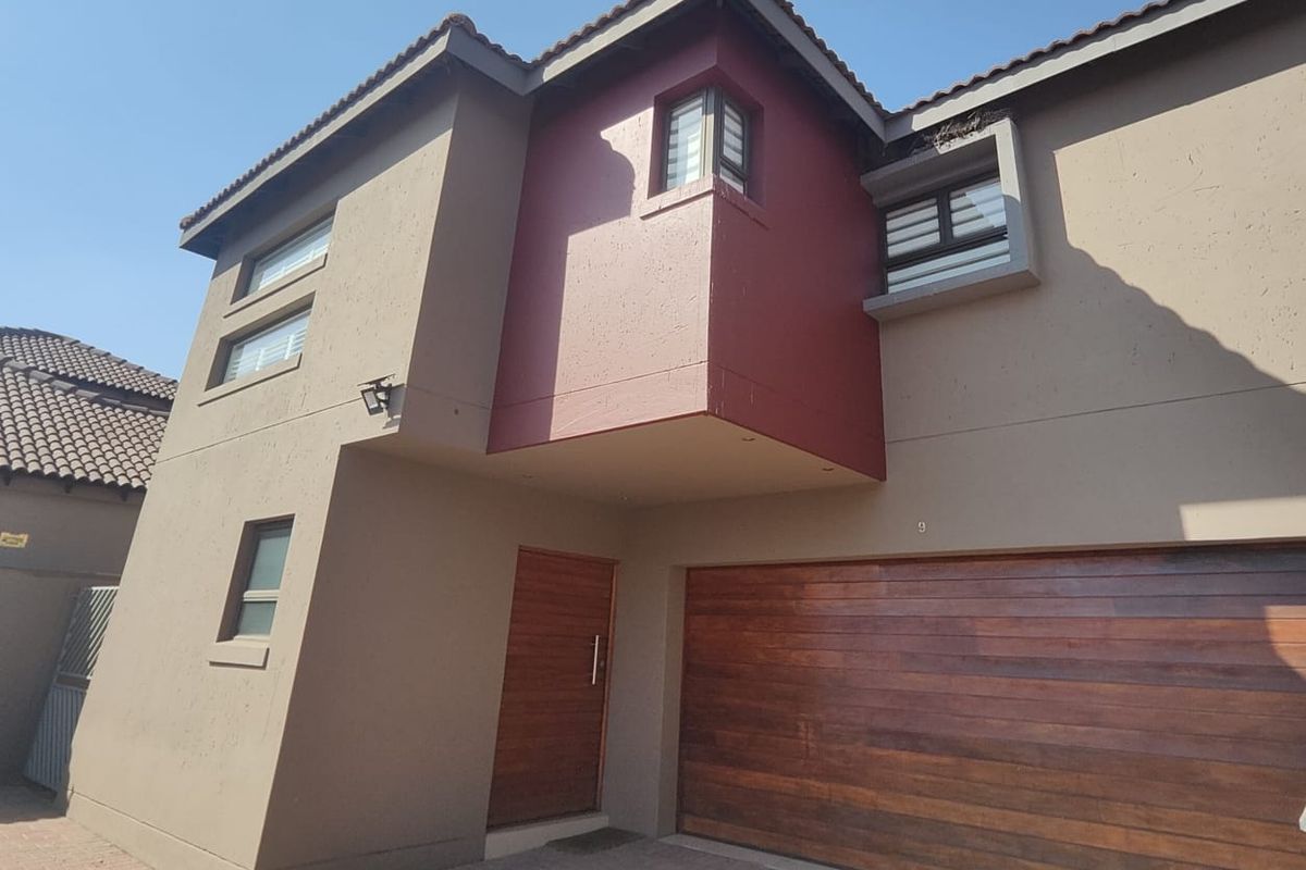 Exquisite unit in a tranquil environment complex located in S.E 3 - Photo 3