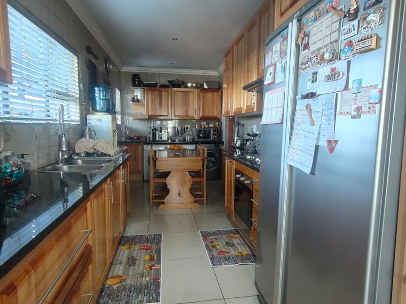 Exquisite unit in a tranquil environment complex located in S.E 3 - Photo 7