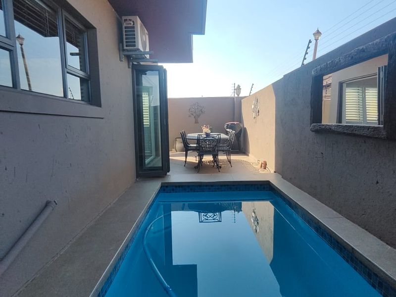 Exquisite unit in a tranquil environment complex located in S.E 3 - Photo 4