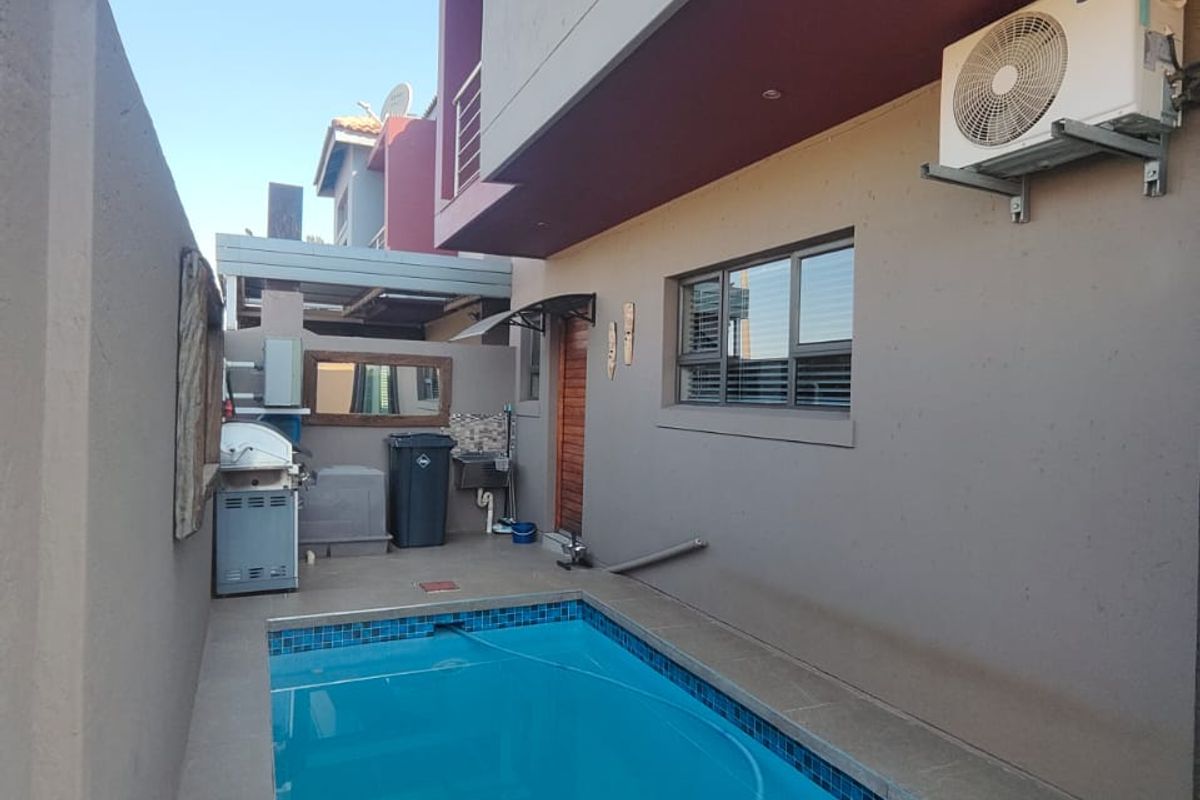 Exquisite unit in a tranquil environment complex located in S.E 3 - Photo 5