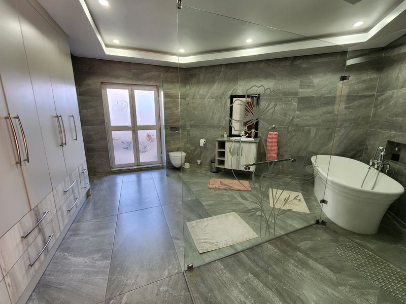 Luxurious 4-Bedroom Home in Bendor Village Polokwane - Photo 10