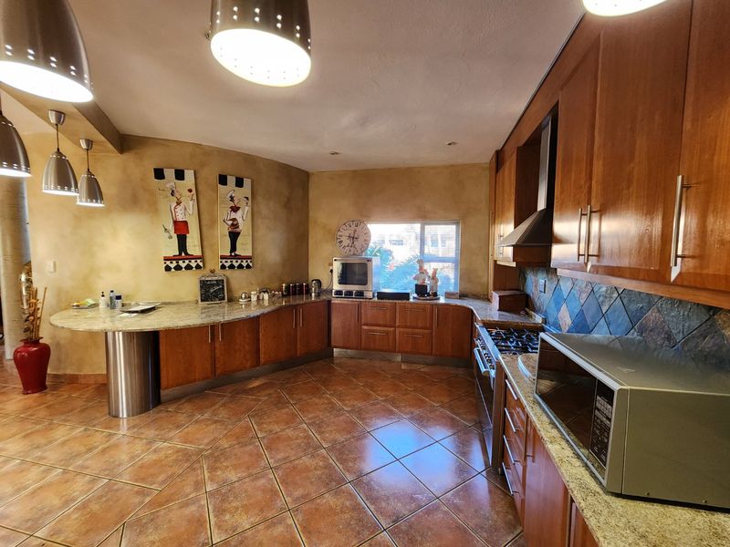 Luxurious 4-Bedroom Home in Bendor Village Polokwane - Photo 7