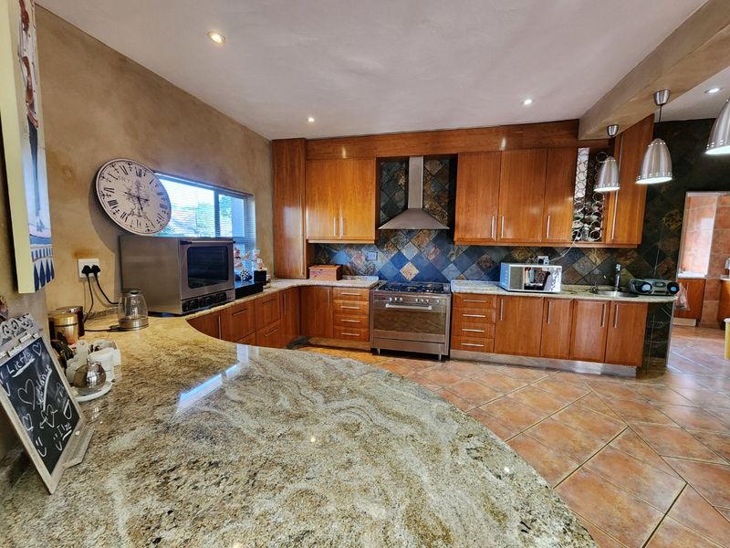 Luxurious 4-Bedroom Home in Bendor Village Polokwane - Photo 6