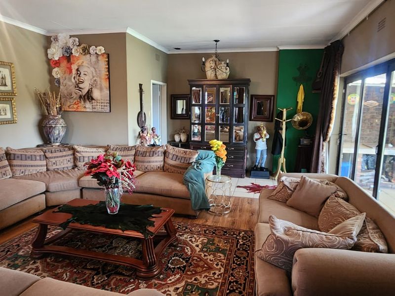 Stunning Family Oasis with Heated Pool and Entertainer’s Dream! - Photo 3