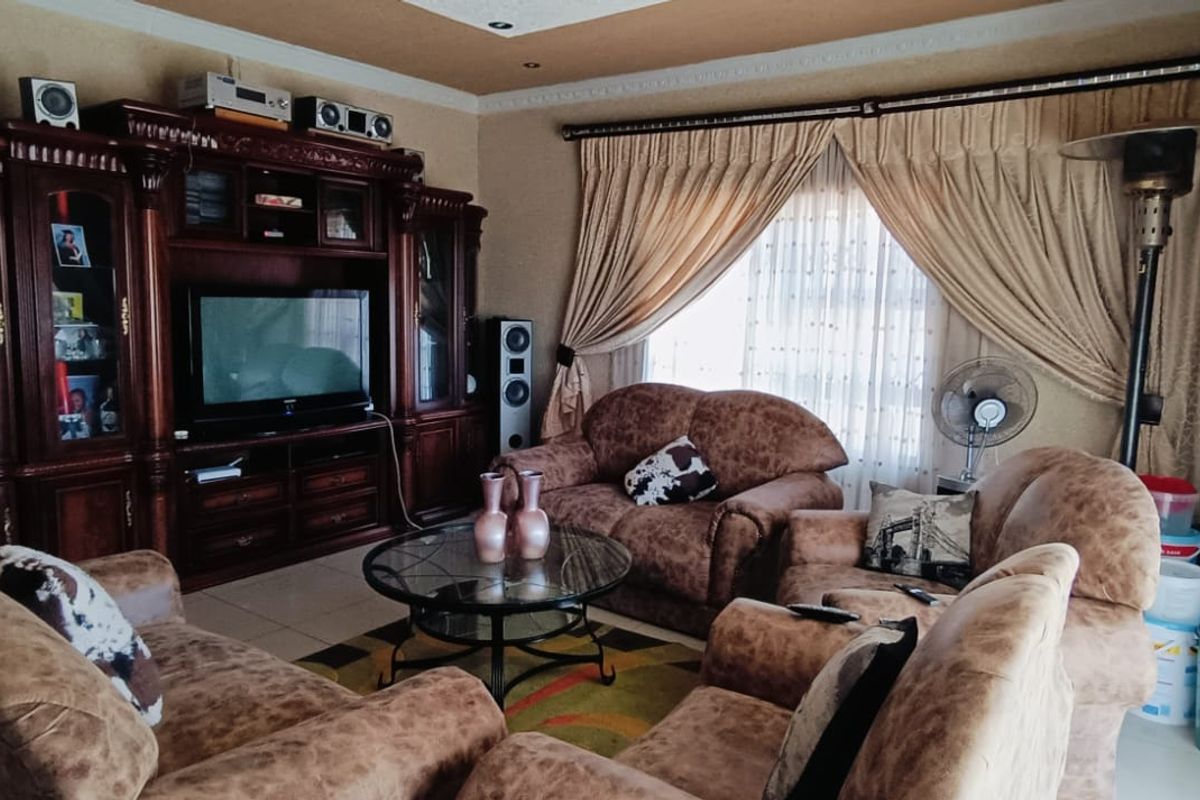 Exclusive 3-Bedroom home, where modern elegance meets practical living - Photo 3