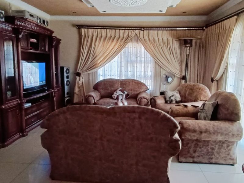Exclusive 3-Bedroom home, where modern elegance meets practical living - Photo 4