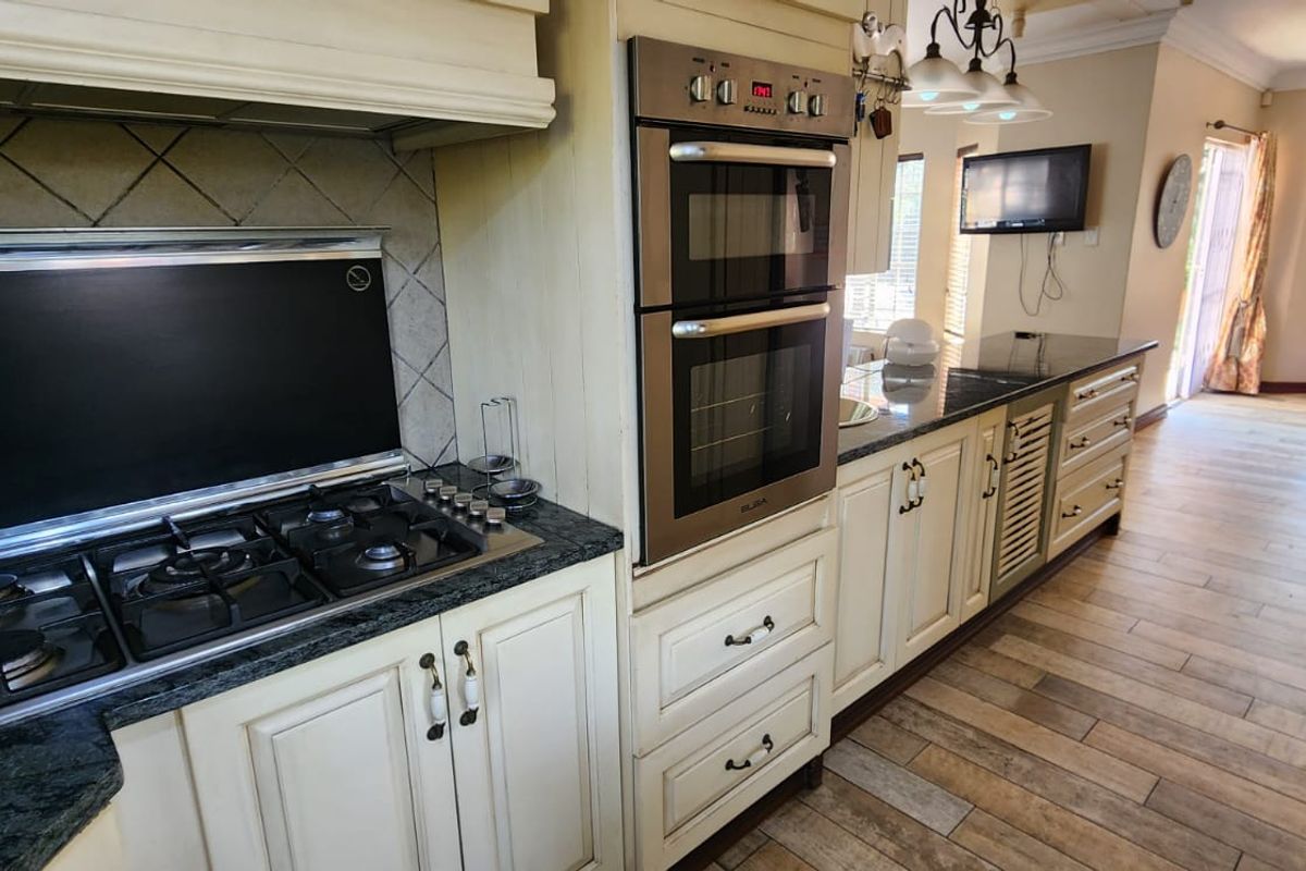 In The Prime Location Of SW 5 Proper You Will Find The Majestic House Covered By Trees - Photo 5