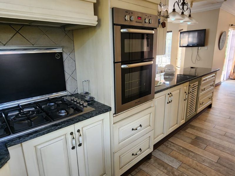 In The Prime Location Of SW 5 Proper You Will Find The Majestic House Covered By Trees - Photo 5