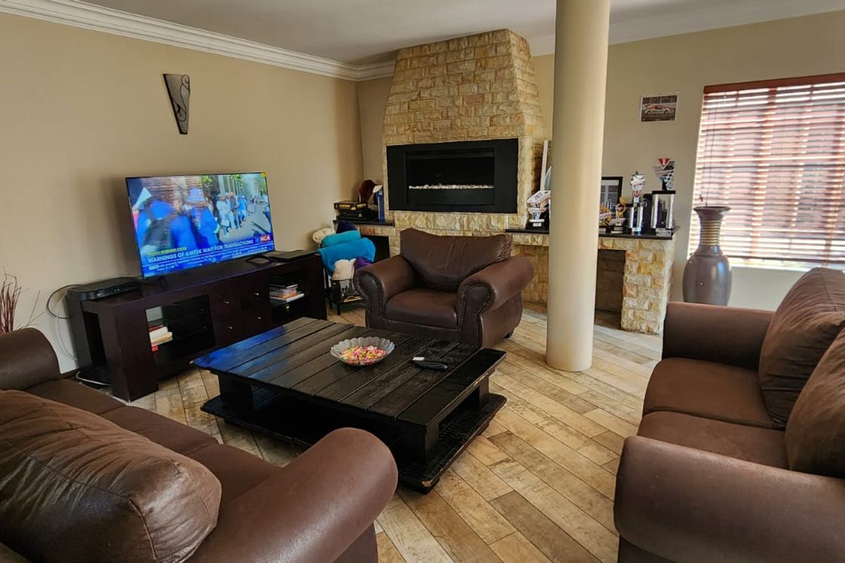 In The Prime Location Of SW 5 Proper You Will Find The Majestic House Covered By Trees - Photo 2