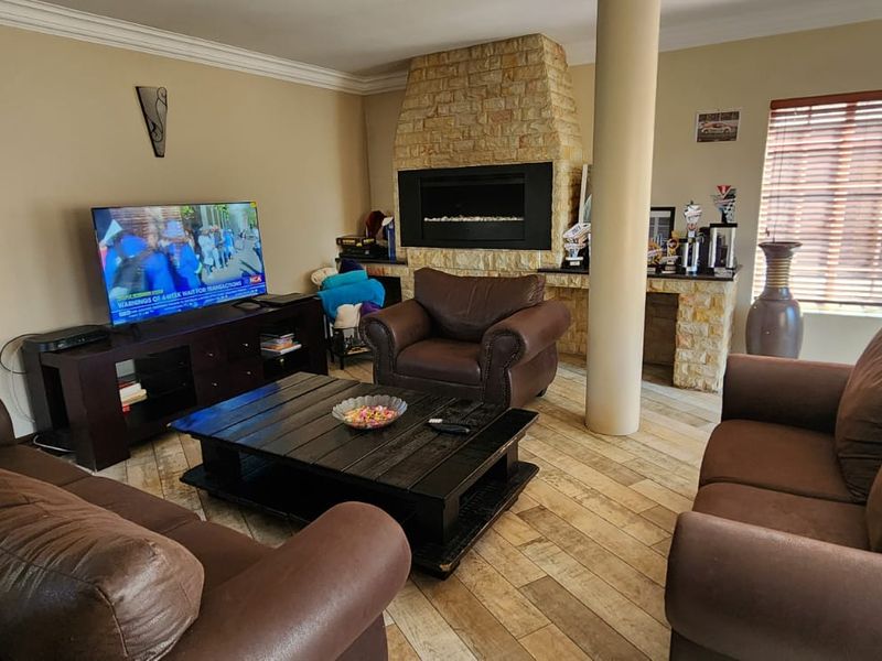 In The Prime Location Of SW 5 Proper You Will Find The Majestic House Covered By Trees - Photo 2