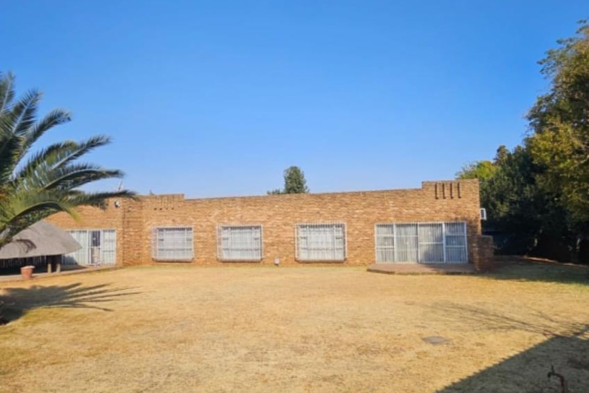 Spacious 4 Bedroom house for Sale!! - Photo 2