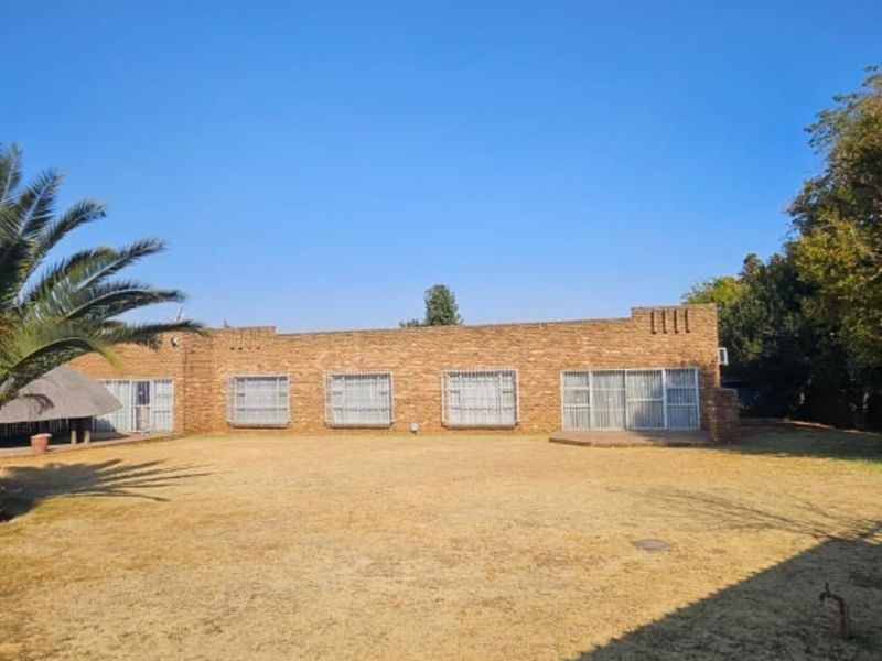 Spacious 4 Bedroom house for Sale!! - Photo 2