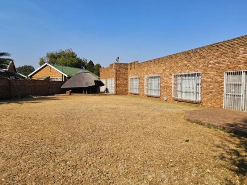 Spacious 4 Bedroom house for Sale!! - Photo 3