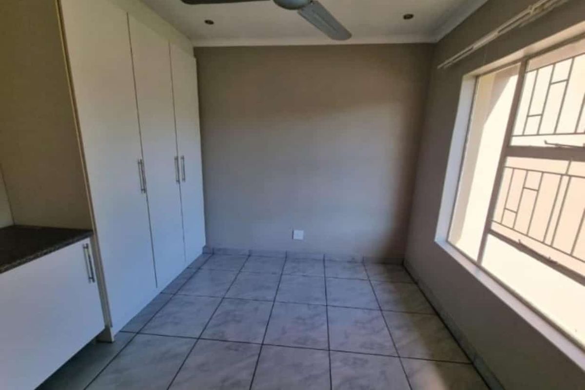 This lovely duplex, pet friendly townhouse is located in a popular complex at S.E 4 Vanderbijlpark - Photo 5