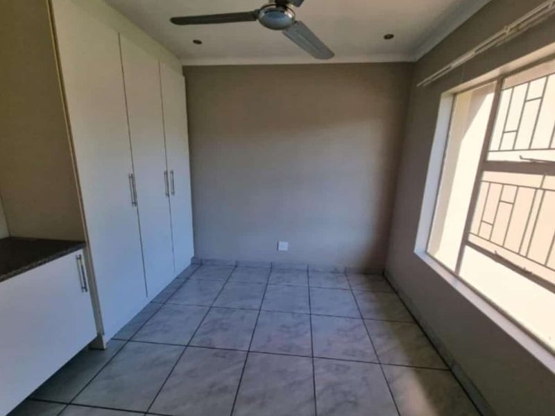 This lovely duplex, pet friendly townhouse is located in a popular complex at S.E 4 Vanderbijlpark - Photo 5