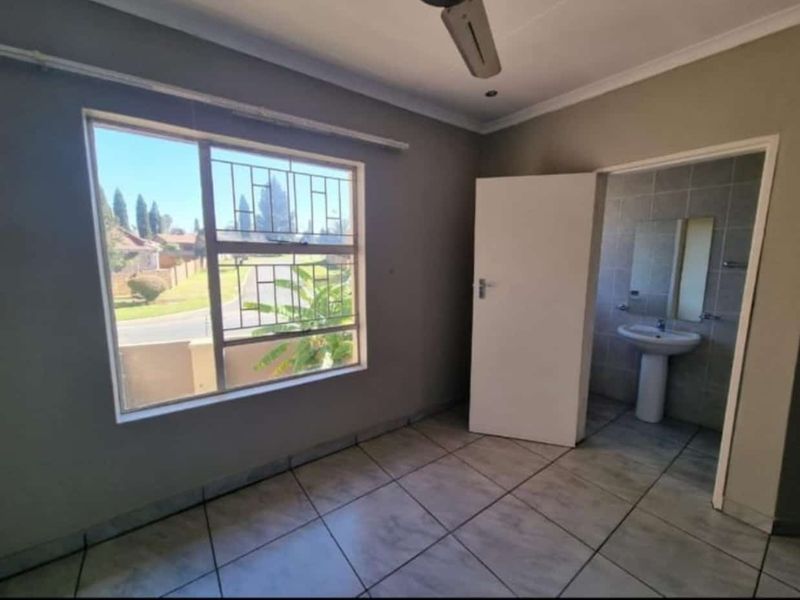 This lovely duplex, pet friendly townhouse is located in a popular complex at S.E 4 Vanderbijlpark - Photo 7