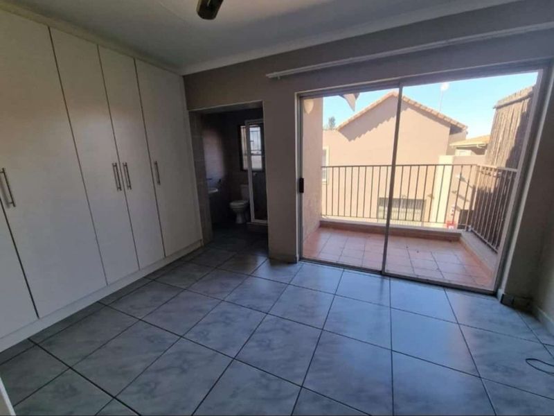 This lovely duplex, pet friendly townhouse is located in a popular complex at S.E 4 Vanderbijlpark - Photo 6